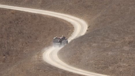 Los-Bomberos-Limpian-Después-De-Que-Un-Incendio-Forestal-Quema-Una-Ladera-Cerca-De-Hollister-Ranch-En-Santa-Bárbara,-California-1