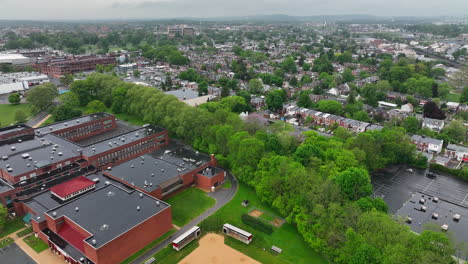 Vista-Aérea-Inversa-De-La-Ciudad-De-Lancaster-Y-La-Escuela-Secundaria