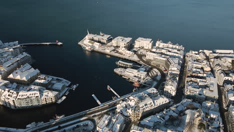 Luftaufnahme-Von-Aalesund-Im-Winter-In-Mehr-Og-Romsdal,-Norwegen---Drohnenaufnahme