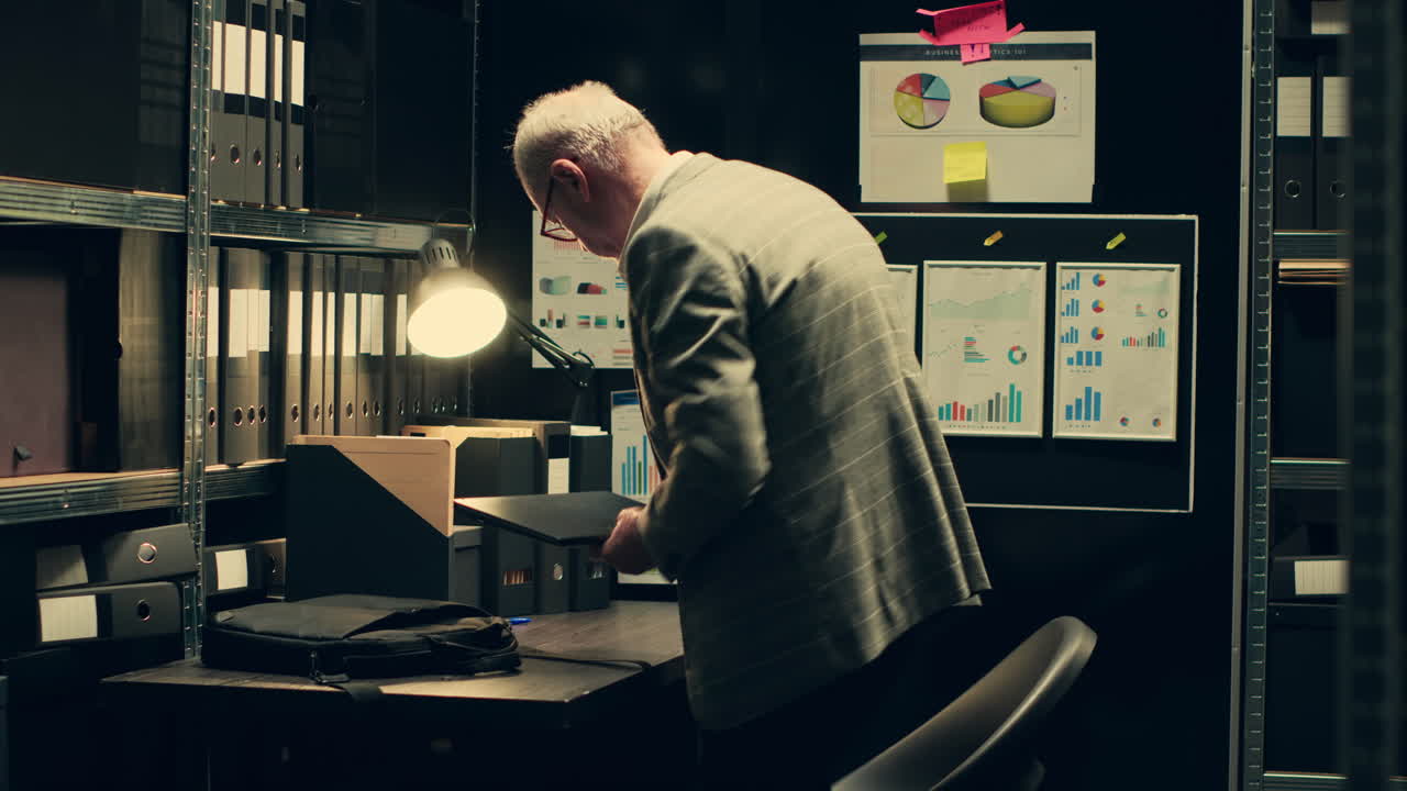 사건의 유사성을 찾기 위해 아카이브 폴더를 연구하는 수석 수사관