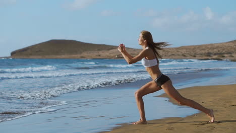 Mujer-Fitness-Haciendo-Ejercicios-De-Estocadas-Para-Entrenamiento-De-Músculos-De-Glúteos-Y-Piernas,-Entrenamiento-De-Músculos-Centrales,-Equilibrio,-Cardio-Y-Estabilidad.-Chica-Activa-Haciendo-Ejercicio-De-Estocada-Con-Una-Pierna-Hacia-Adelante-Y-Hacia-Adelante.