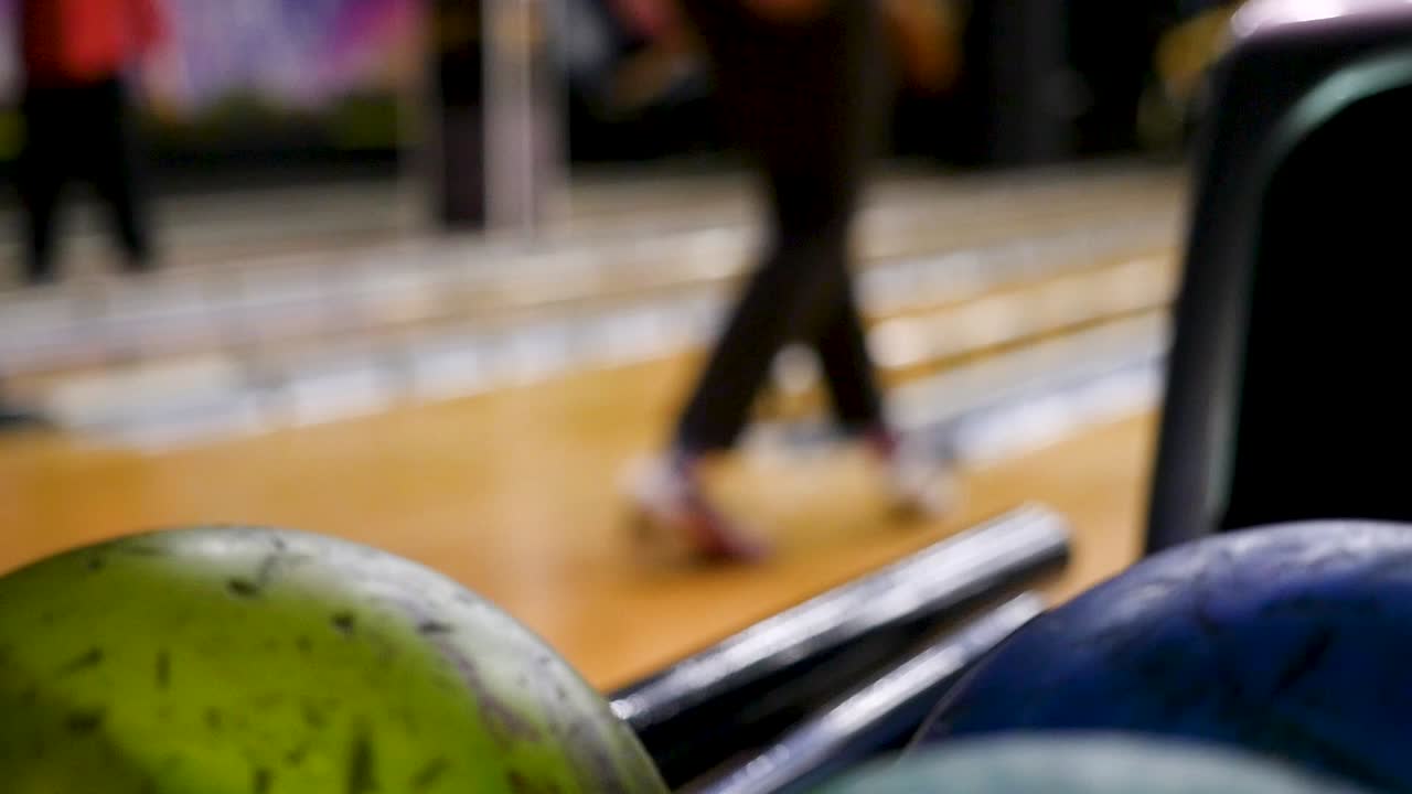 Bowlingová hala v noci