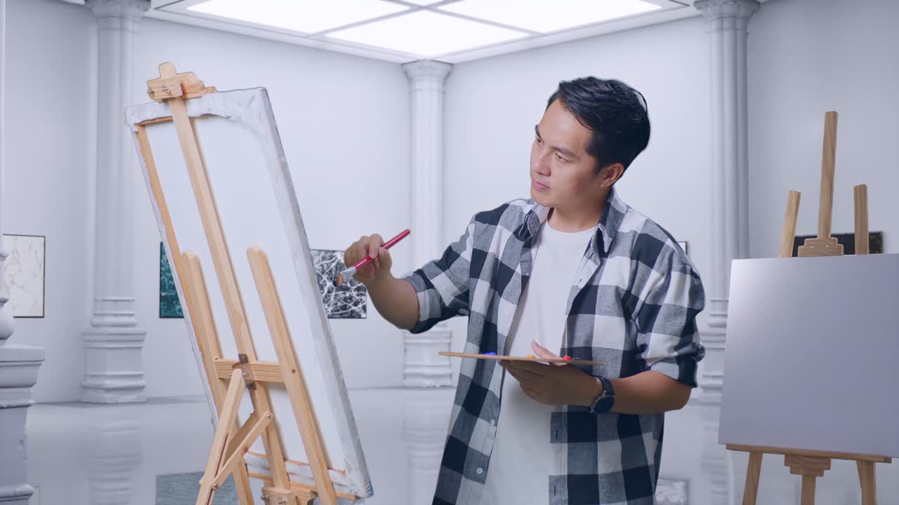 갤러리에서 화가 그림을 그리는