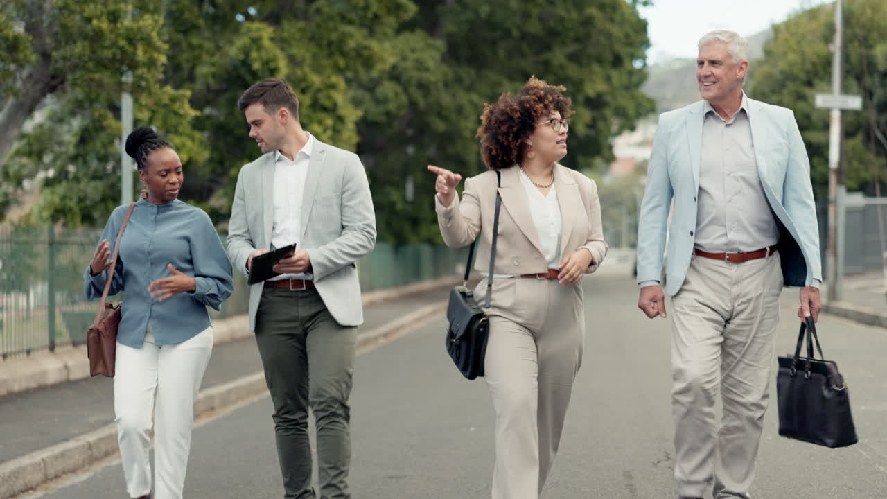 viajes, reuniones y gente de negocios caminando