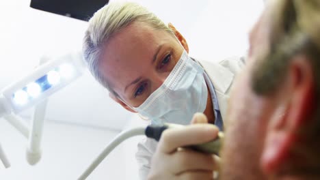 dentista examinando a un paciente con herramientas