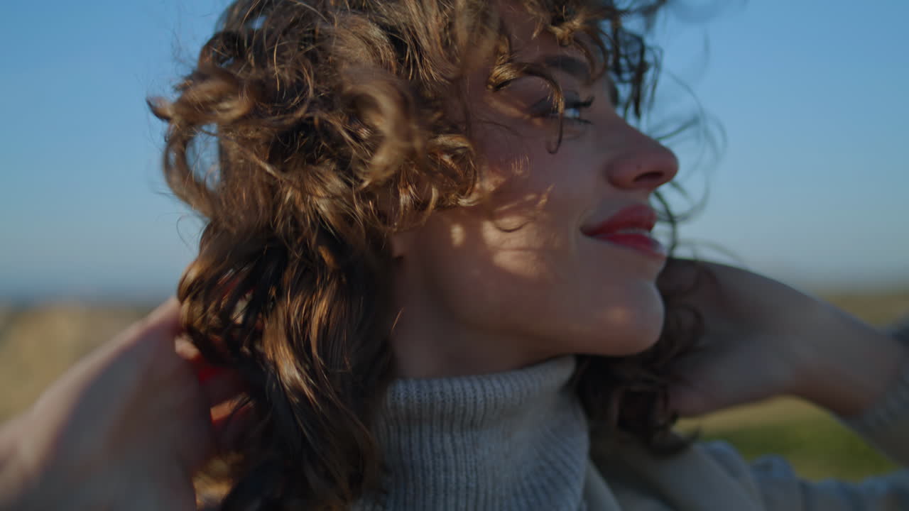 평화로운 소녀가 휴식을 취하고 야외에서 긴장을 풀고 평온한 여성이 빛을 즐기고 있습니다.