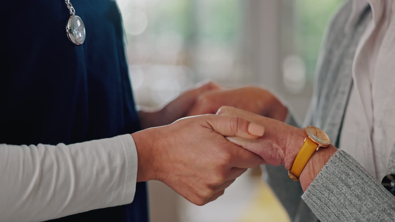 primer plano, enfermera y mujer mayor tomados de la mano
