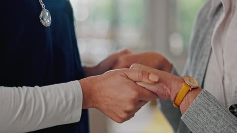 Closeup,-nurse-and-senior-woman-holding-hands