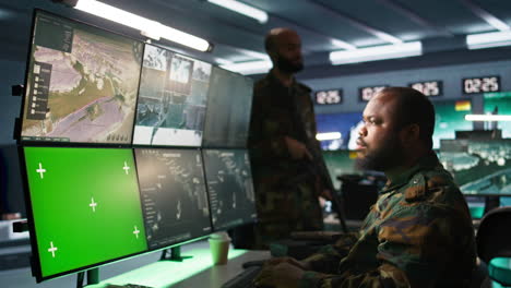 especialista militar usando radar en el equipo de clave de croma para mirar las zonas de asalto