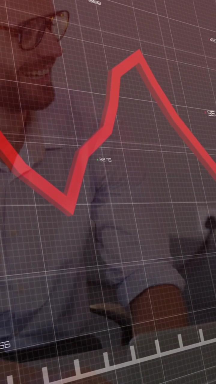 Animazione di elaborazione dati su colleghi diversi che parlano in ufficio.