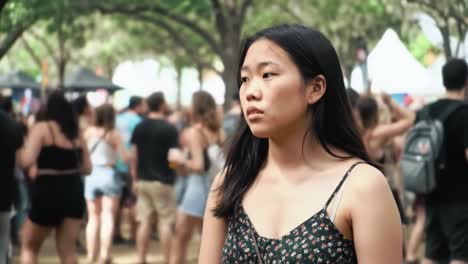 mujer joven en un festival