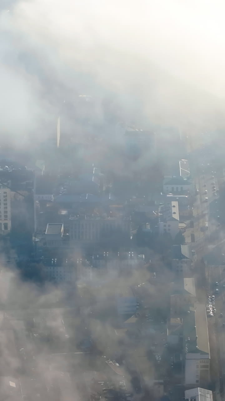 Tampilan drone udara dari awan di atas Chisinau, Moldova. Vertikal
