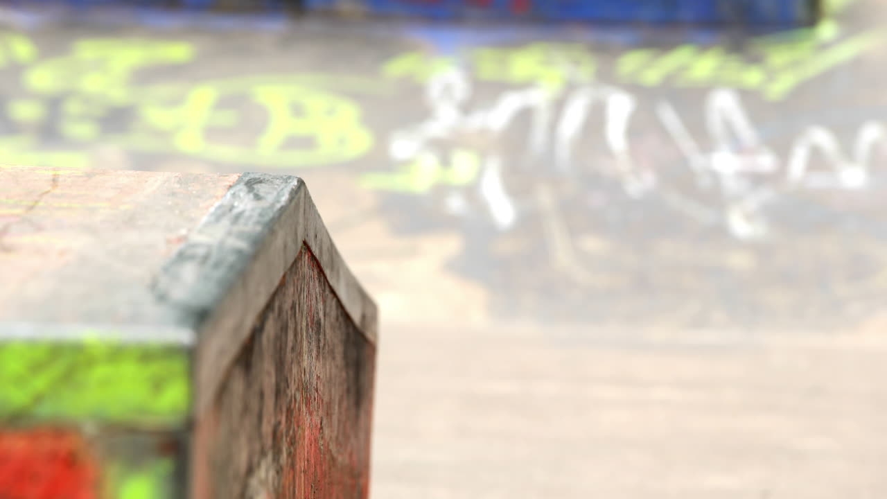 Giovane skater che pattina nello skatepark all'aperto