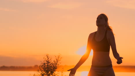 Las-Chicas-Del-Partido-De-Voleibol-De-Playa-Golpean-La-Pelota-En-Cámara-Lenta-Al-Atardecer-En-La-Arena.