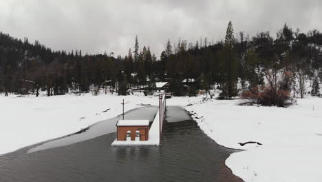 toma aérea de un muelle cubierto de nieve en un lago congelado