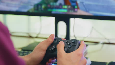primer plano de un hombre con un controlador de juego jugando a un juego de disparos en línea
