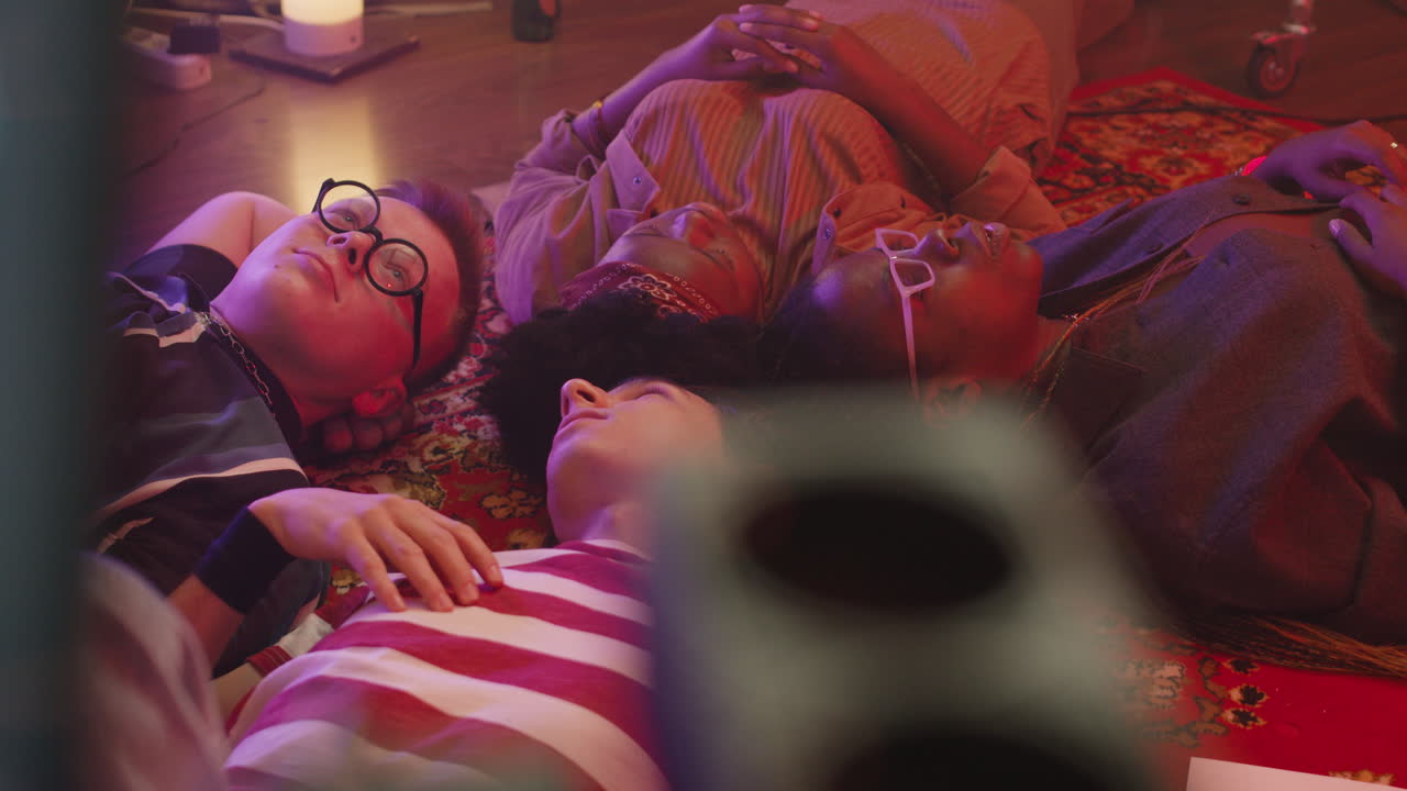 다민족 친구들이 원을 그리며 바닥에 누워 서로 이야기 5