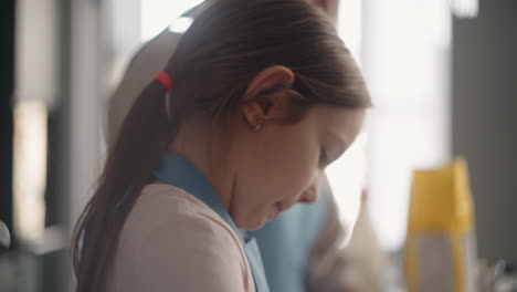 Comida-Casera-Y-Pastelería-La-Niña-Y-Su-Madre-Están-Cocinando-Juntas-En-La-Cocina-El-Niño-Está-Extendiendo-La-Masa