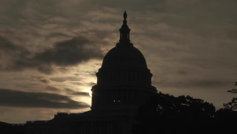 Las-Nubes-Se-Mueven-Detrás-Del-Edificio-Del-Capitolio-De-Los-Estados-Unidos-En-Washington-Dc