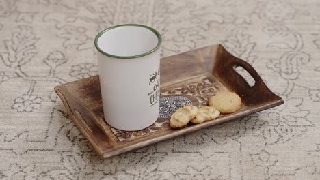 Tasse-Auf-Vintage-Tablett-Mit-Keksen