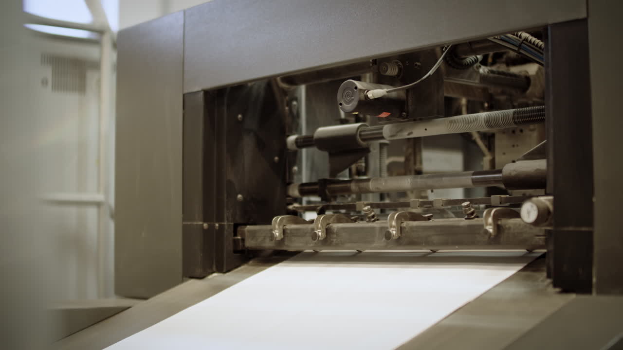 아직 잉크가 묻지 않은 종이가 생각을 여행하는 인쇄 기계