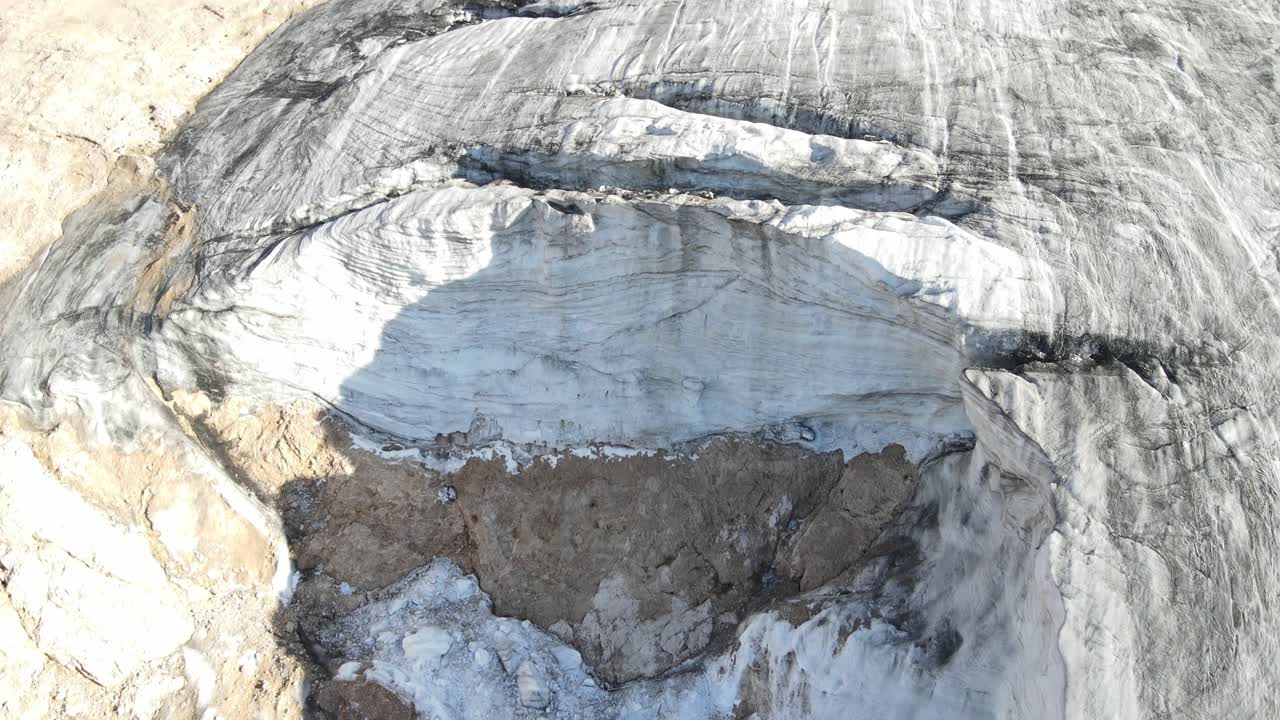 vistas aéreas de la montaña marmolada en los dolomitas, italia