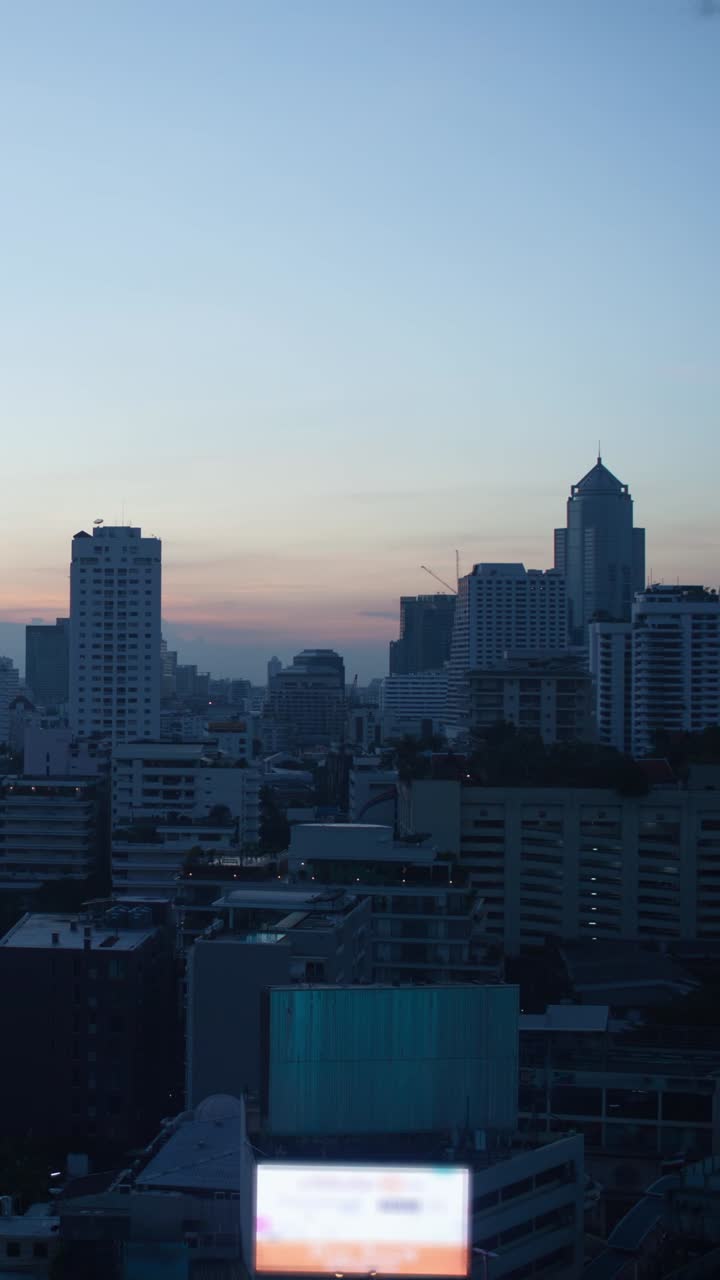 Lapso de tiempo del horizonte urbano en transición de día a noche