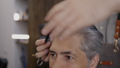 un hombre se corta el cabello en la barbería.