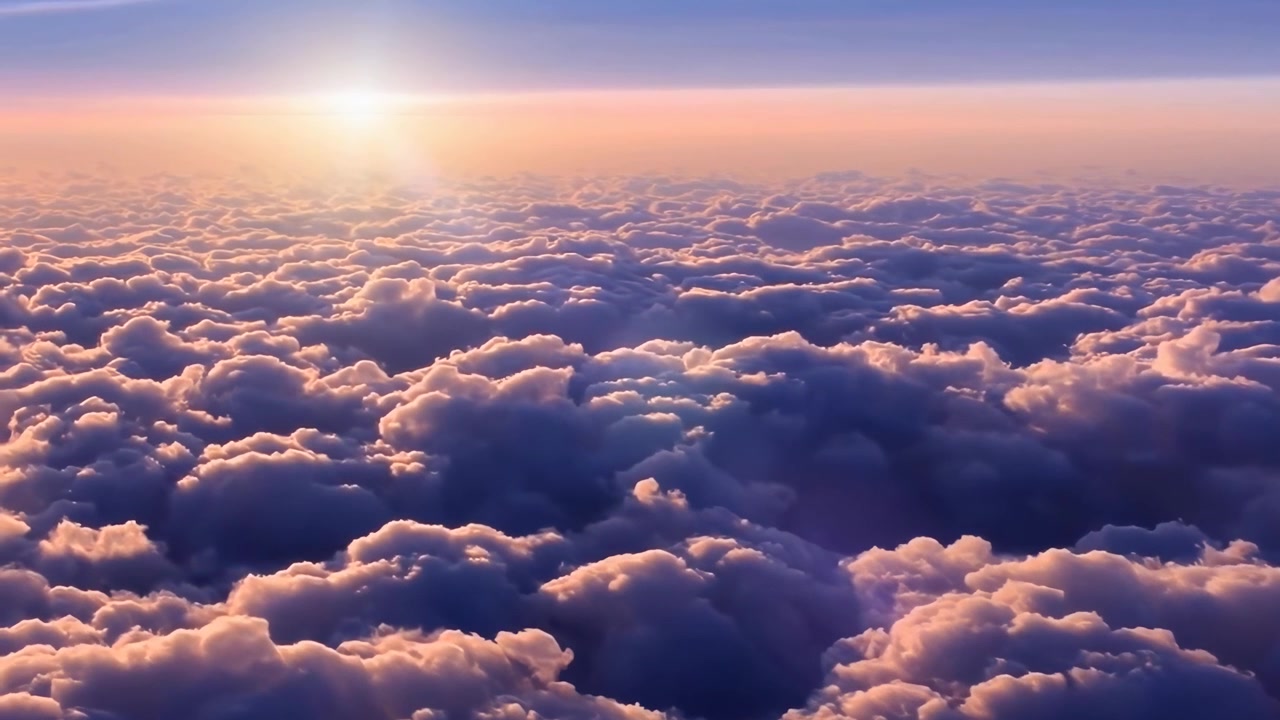 Vista Aérea de Nuvens Fofas com Pôr do Sol Dourado no Horizonte