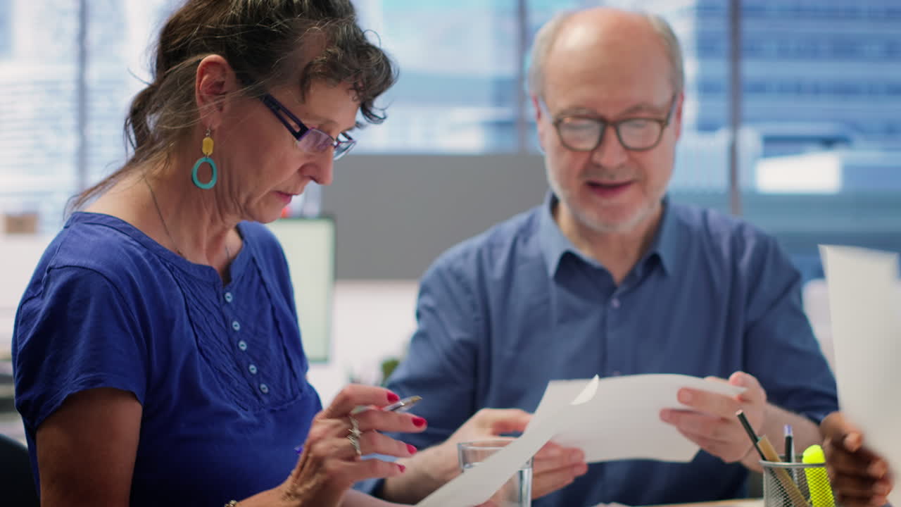 pareja madura se reúne con un experto financiero para desarrollar un plan de jubilación