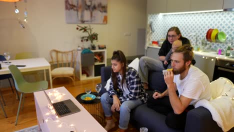 familia viendo una película en casa