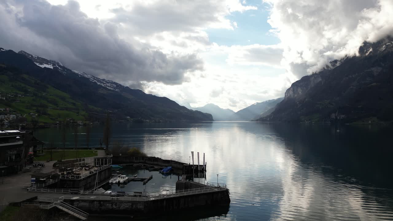 vista de avión no tripulado del paisaje de walensee con frente al río en suiza