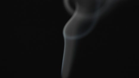video de primer plano de los partidos con humo y espacio de copia sobre fondo negro