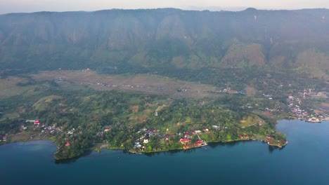 vista aérea de pequeños pueblos en la isla de samosir en el lago toba en el norte de sumatra, indonesia