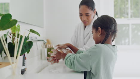 seife, mutter oder kind reinigen die hände für die hygiene