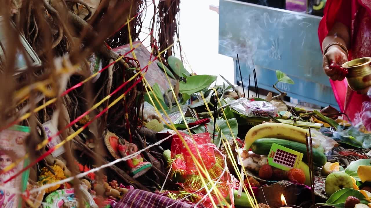 священные предметы, хранящиеся для индуистского религиозного поклонения банианному дереву на вате савитри в день видео снято в джодхпуре, раджастан, индия, 05 мая 2023 года