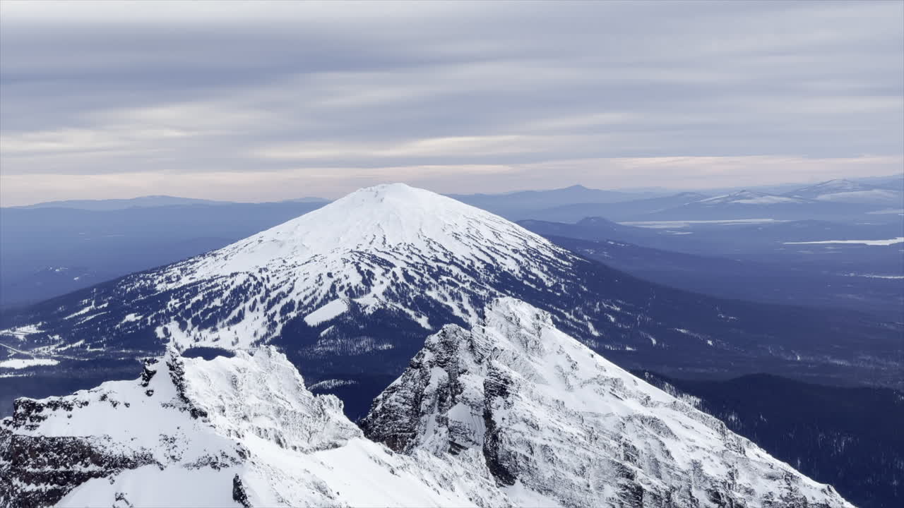 una vista del monte soltero desde la parte superior rota en las montañas de la cascada de oregon