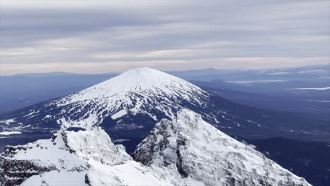 Ein-Blick-Auf-Den-Mount-Bachelor-Von-Der-Zerbrochenen-Spitze-In-Den-Oregon-Cascade-Mountains