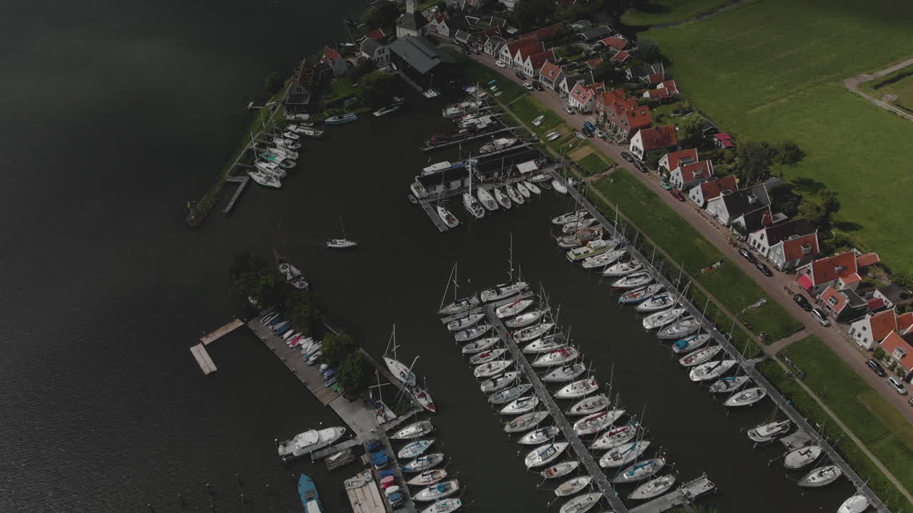 암스테르담 근처 durgerdammerdijk에 있는 durgerdam 마을의 전형적인 가옥이 있는 유람선과 범선을 위한 해상 항구 지역의 공중 전망