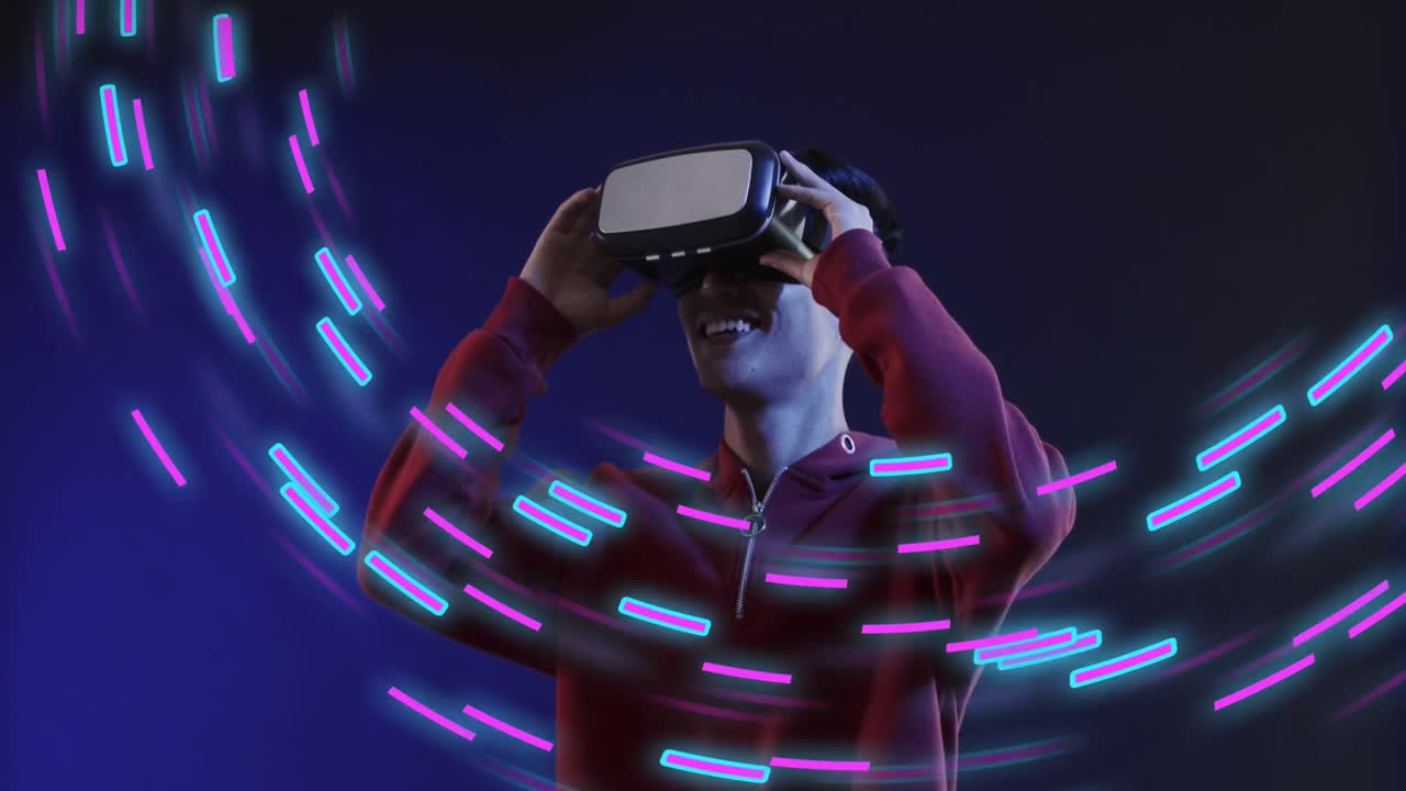 animazione di tracce di luce incandescente di trasferimento di dati su uomo asiatico utilizzando vr headset