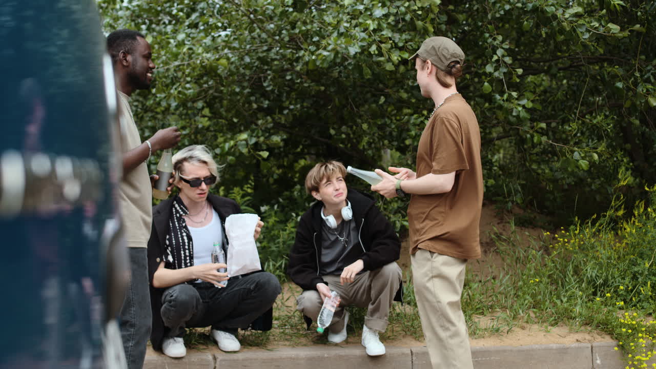 록 밴드 멤버들이 야외에서 이야기하고 있습니다.