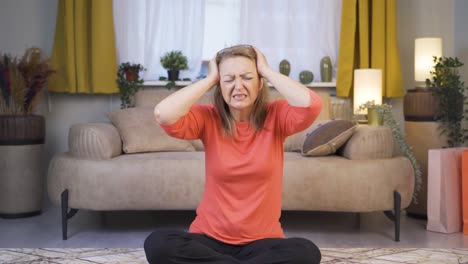 una mujer con migraña está experimentando dolor.