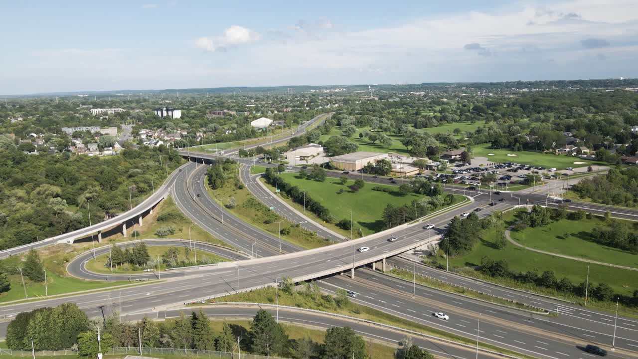 램프와 오프 램프의 고속도로 루프와 큰 4방향 교차로로 이어지는 교외 장면