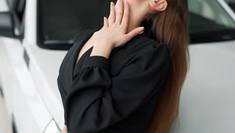 차 근처에서 휴식을 취하는 블랙 보드에 있는 여자 여자의 클로즈업