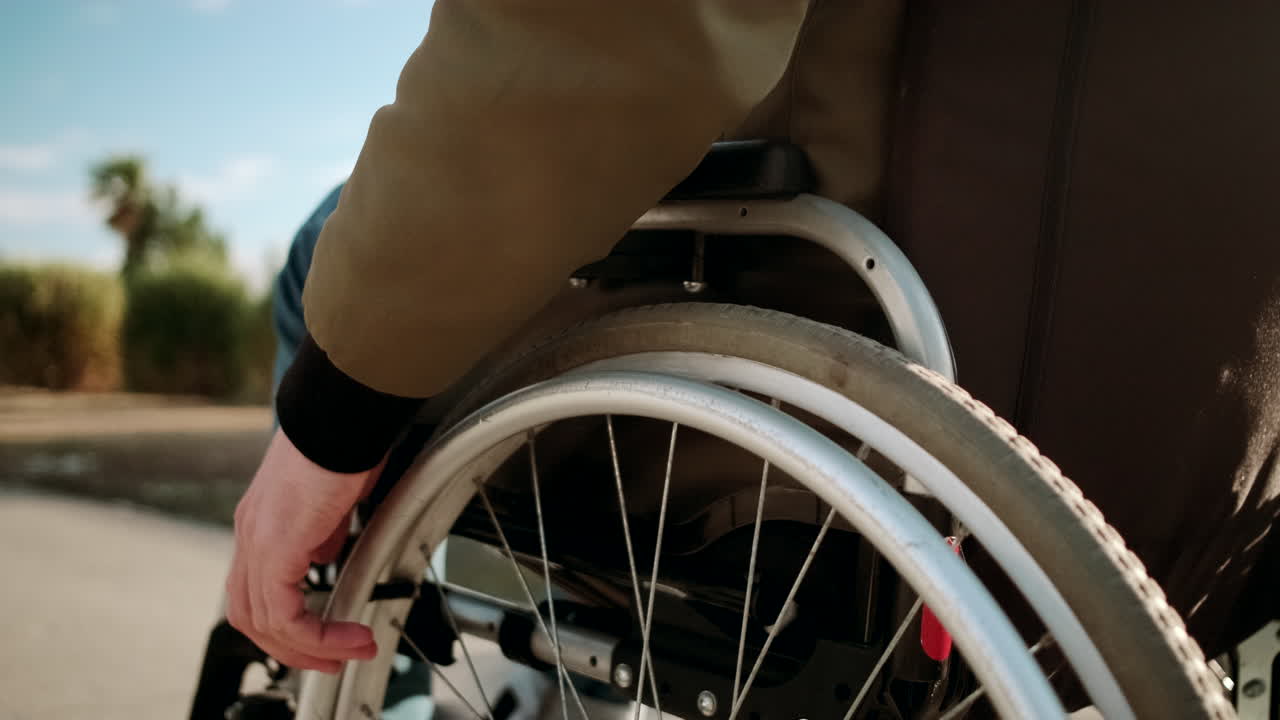 persona en silla de ruedas al aire libre