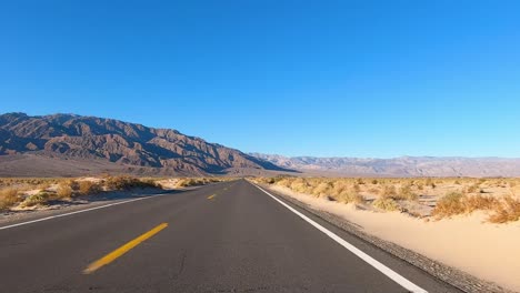 Lange-Gerade-Leere-Straße-Mit-Bergblick-Im-Death-Valley-Nationalpark-Fahren