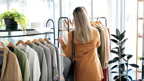 mujer, cliente y moda con estante de ropa