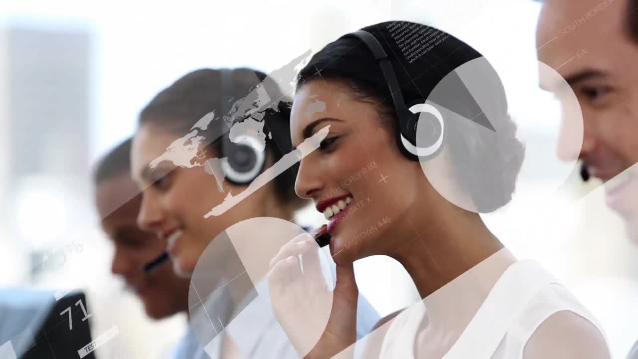 animación del procesamiento de datos sobre personas de negocios que usan auriculares telefónicos