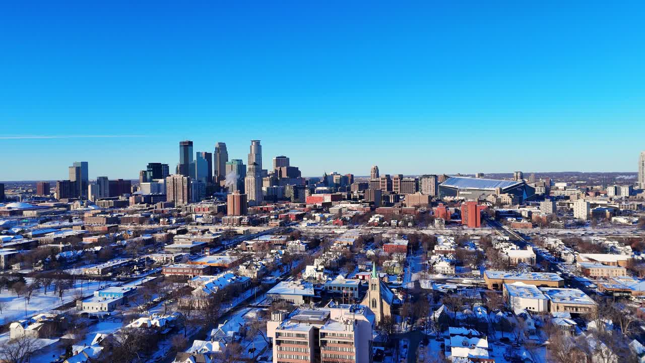 El centro de Mineápolis, Minnesota, visto desde el barrio de Venture Village, EE. UU., vista aérea