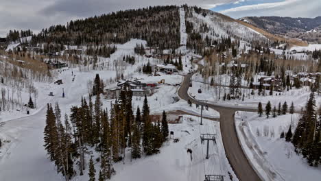 Park-City-Utah-Aerial-V50-Flyover-The-Colony-White-Pine-Canyon,-Der-Eine-Luxuriöse-Nachbarschaft-Mit-High-End-Villen-Einfängt,-Die-Von-Einer-Atemberaubenden-Berglandschaft-Umgeben-Sind-–-Aufgenommen-Mit-Mavic-3-Cine-–-Februar-2022